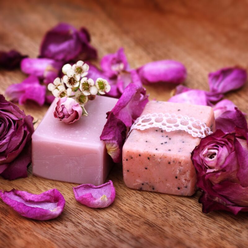 dodając np kolor żeni lawenda oraz aromat lawendowy otrzymamy wyjątkowe mydełka lawendowe