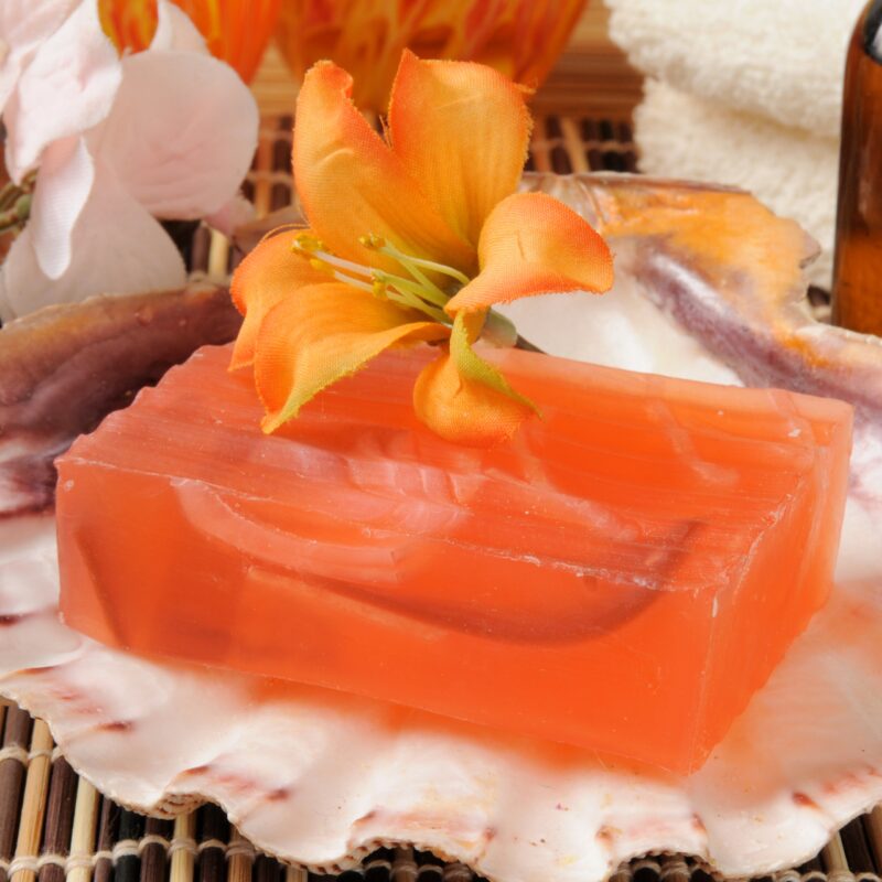 Najlepsza baza mydlana bezbarwna na zdjęciu mydełko o kolorze pomarańczowym z naszej bazy mydlanej