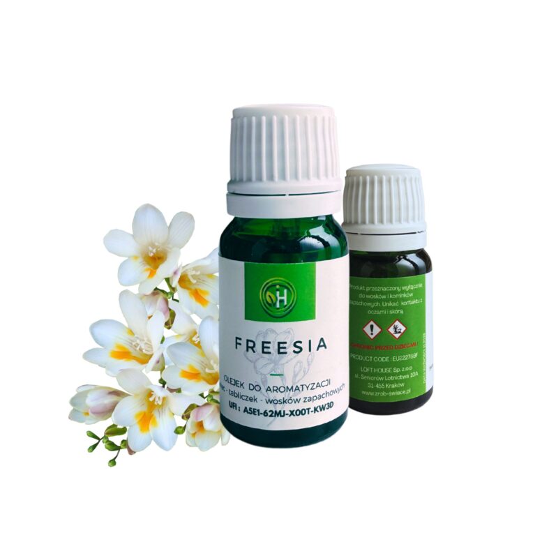 Olejek do wosków sojowych o zapachu frezji a co za tym idzie idealny również do świec, wosków zapachowych do kominka , tabliczek zapachowych. W zielonej szklanej butelce z białą zakrętką na białym stole