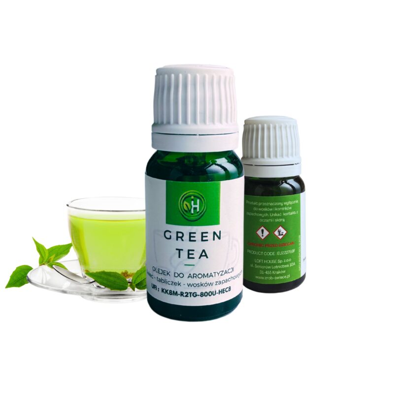 Olejek do wosków sojowych o zapachu zielonej herbaty a co za tym idzie idealny również do świec, wosków zapachowych do kominka , tabliczek zapachowych. W zielonej szklanej butelce z białą zakrętką na białym stole