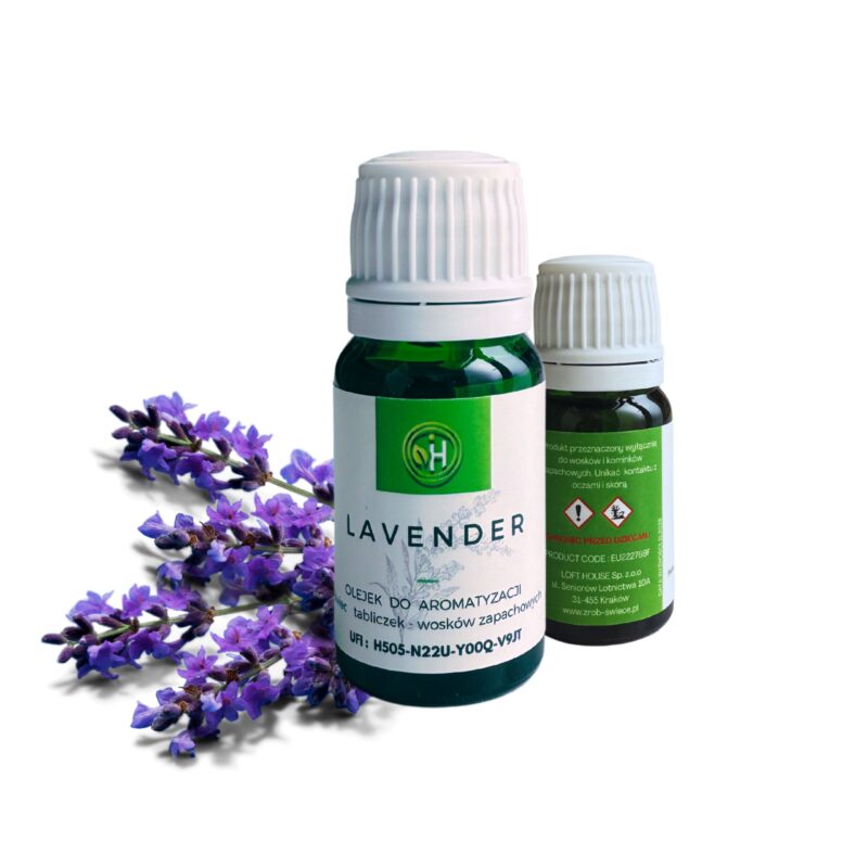 Olejek do wosków sojowych o zapachu Lawendy a co za tym idzie idealny również do świec, wosków zapachowych do kominka , tabliczek zapachowych. W zielonej szklanej butelce z białą zakrętką na białym stole
