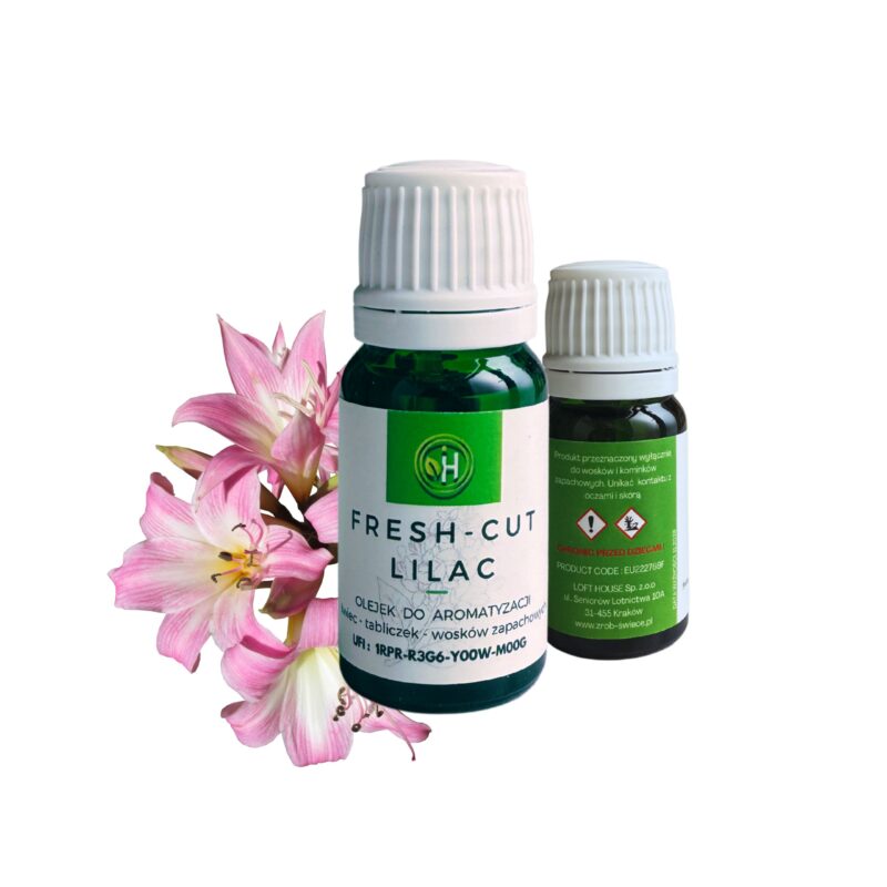 Olejek do wosków sojowych o zapachu Lili a co za tym idzie idealny również do świec, wosków zapachowych do kominka , tabliczek zapachowych. W zielonej szklanej butelce z białą zakrętką na białym stole