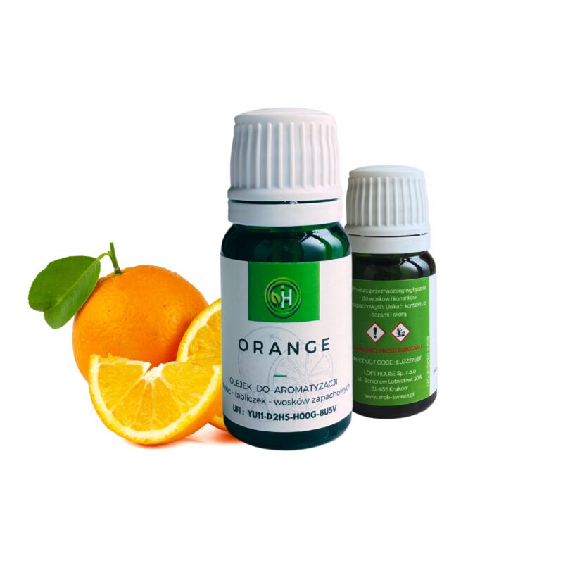 Olejek do wosków sojowych o zapachu soczystej pomarańczy a co za tym idzie idealny również do świec, wosków zapachowych do kominka , tabliczek zapachowych. W zielonej szklanej butelce z białą zakrętką na białym stole