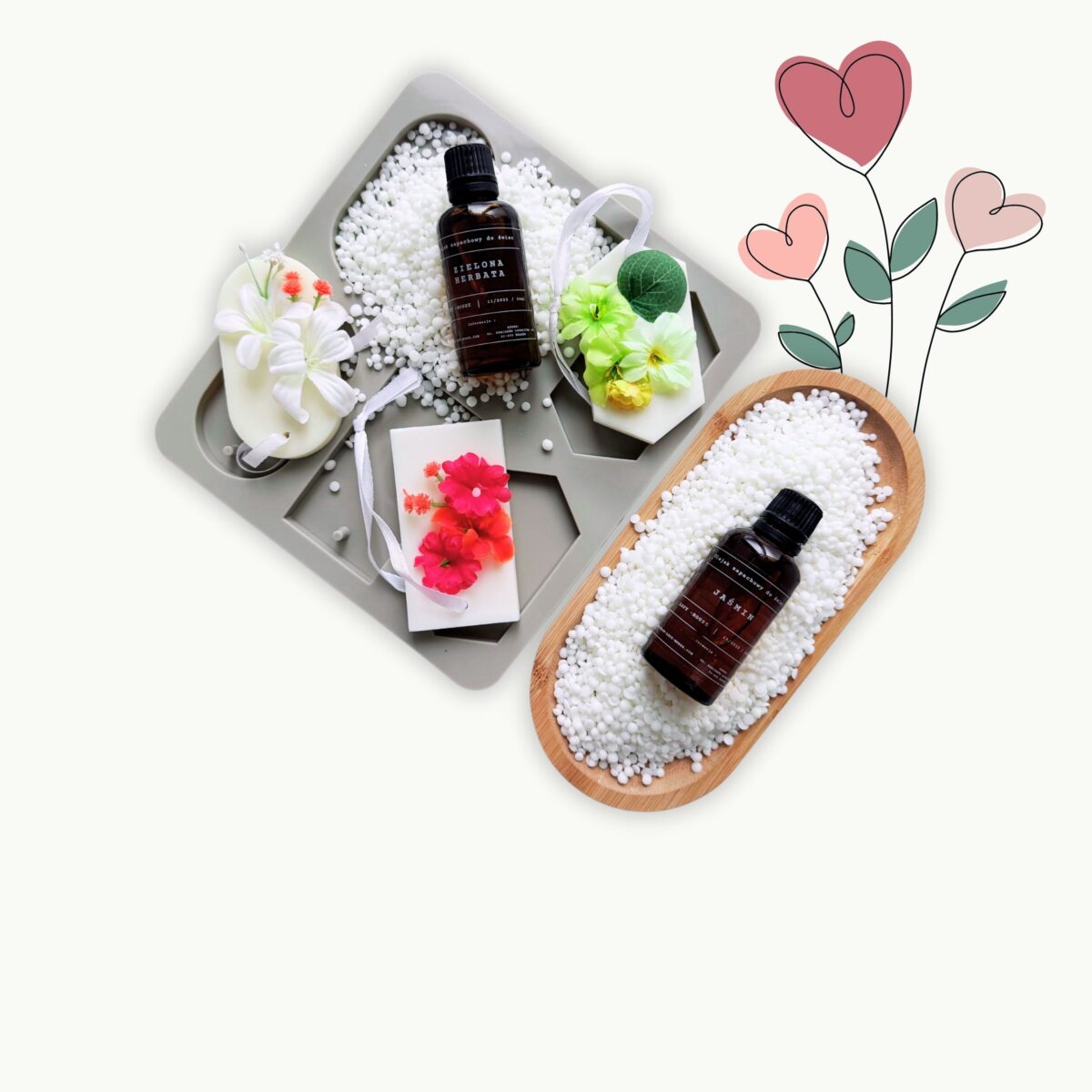 Kompletny zestaw do wykonania tabliczki zapachowej. Foremka na tabliczki olejki zapachowe kwiaty do zdobienia oraz odpowiedni wosk. Leży to n a białym blacie