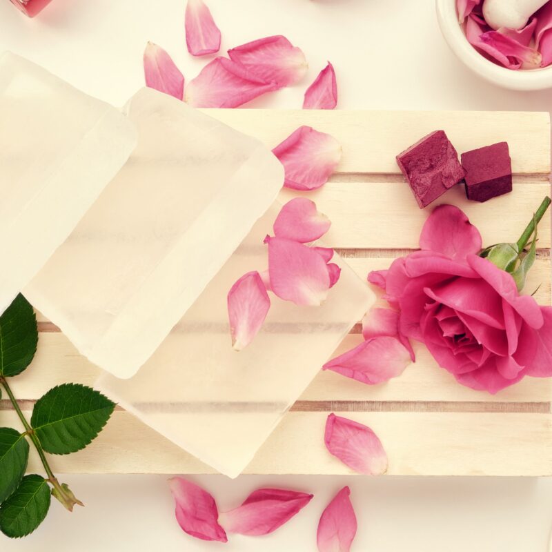 Mydło z płatkami różanymi wykonanie ręcznie z naszych składników olejek o zapachy róży barwnik o kolorze czerwonym