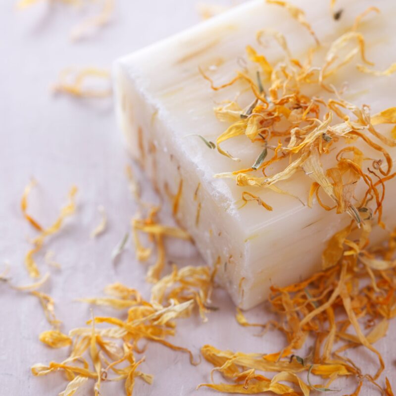 Mydło z płatkami nagietka wykonanie ręcznie z naszych składników