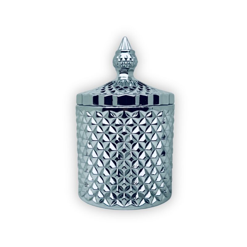 Pojemnik wraz z zakrętką do zalewu świec stojący na stole kolor srebrny połysk