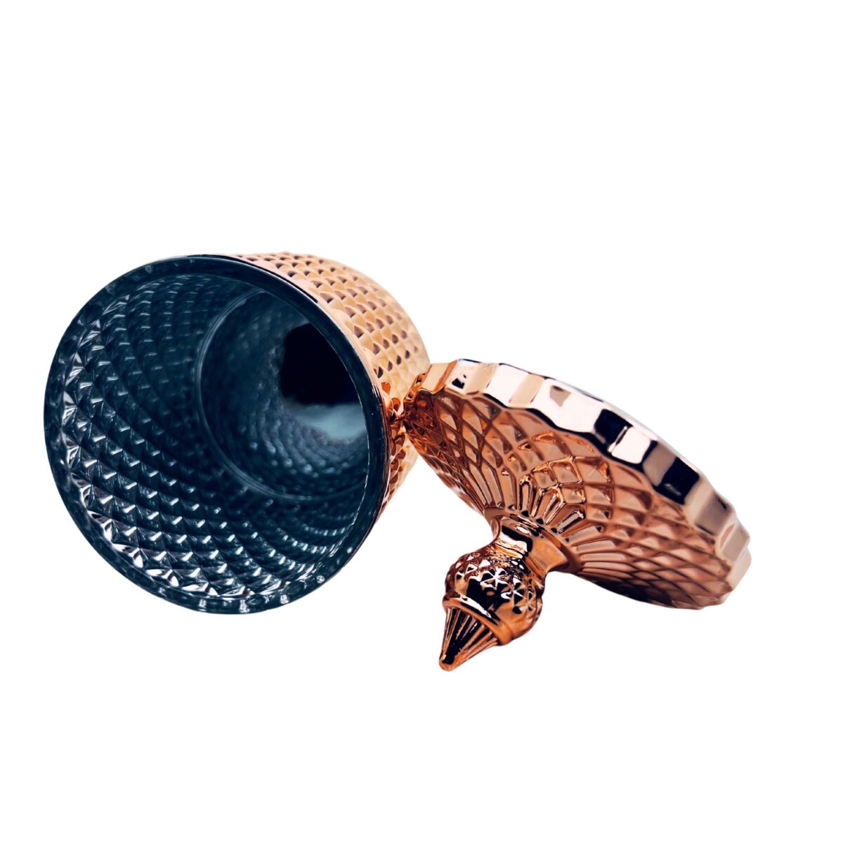 Pojemnik wraz z zakrętką do zalewu świec stojący na stole kolor złoty połysk