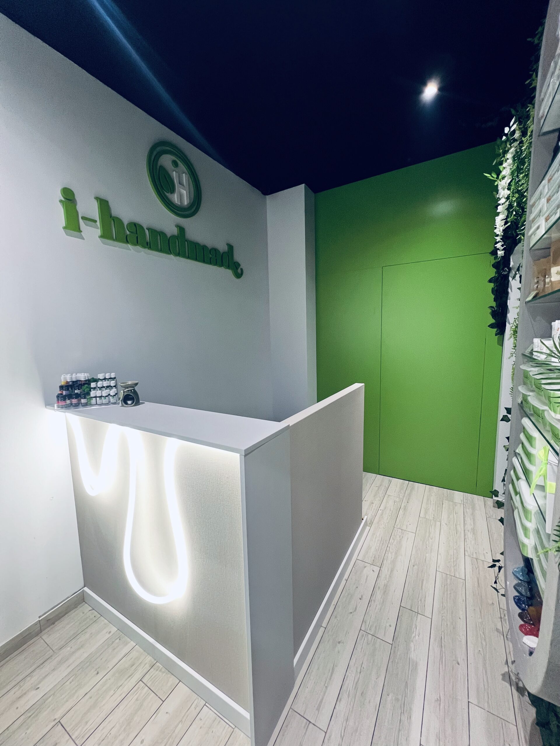 NAsz lokal w Krakowie w którym kupisz bazy mydlane woski sojowe i wszytko potrzebne do robienia mydeł. n zdjęci recepcja logo i-handmade i produkty