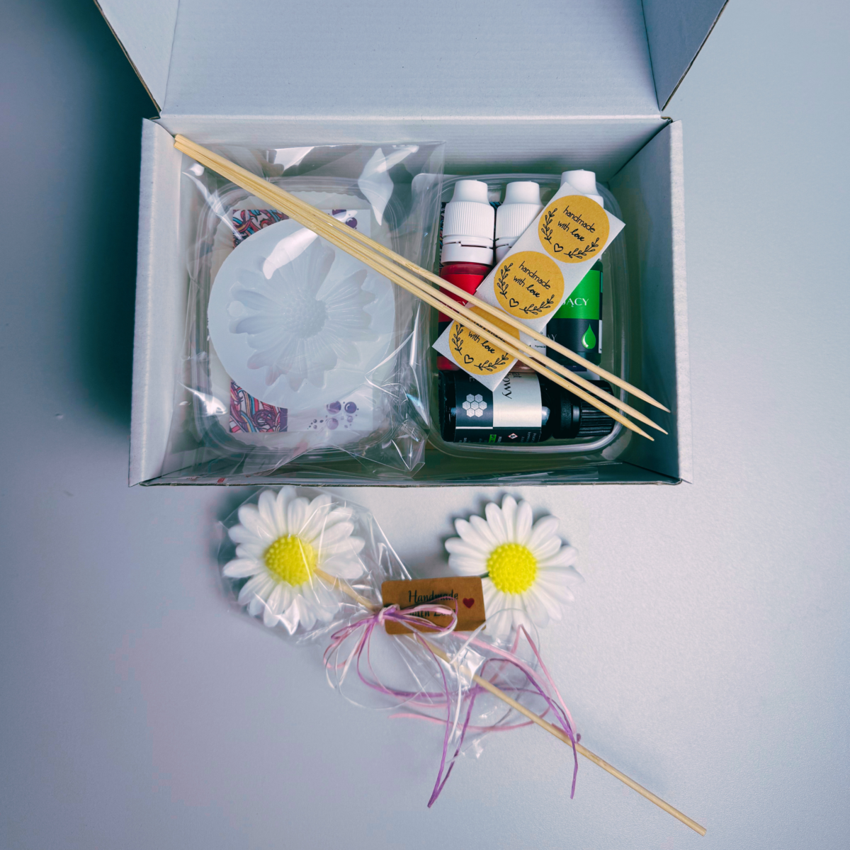 kompletny zestaw do wykonania stokrotek z bazy mydlanej foremka baza olejki barwniki instrukcje ! masz wszytko !