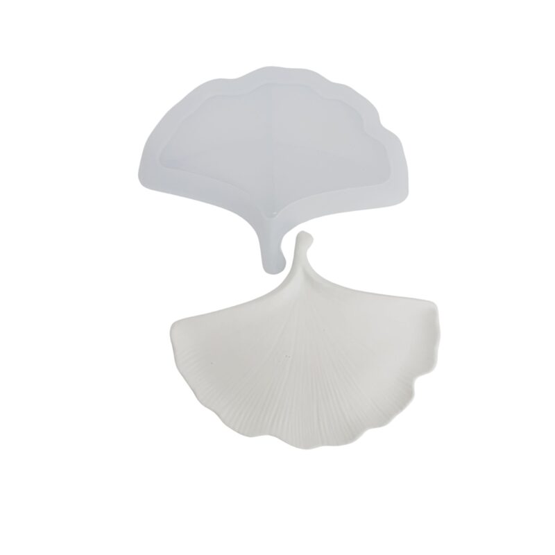 Forma silikonowa w kształcie liścia miłorzębu na zdjęciu odlew z gipsu oraz foremka silikonowa