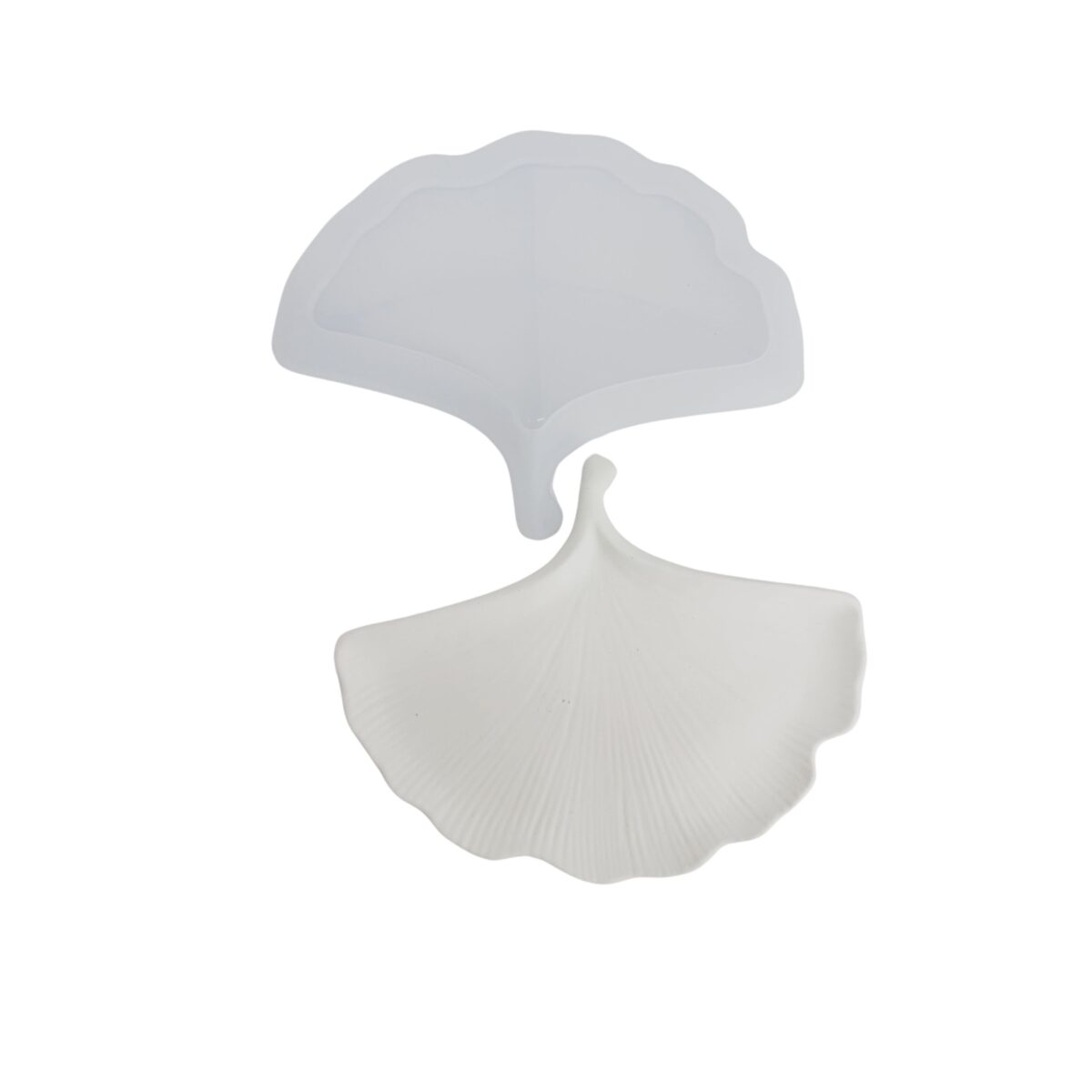 Forma silikonowa w kształcie liścia miłorzębu na zdjęciu odlew z gipsu oraz foremka silikonowa