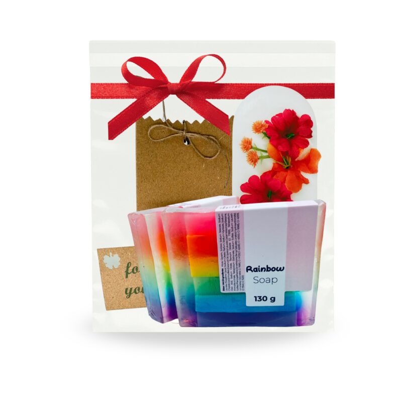zestaw prezentowy zapakowany w celofan w którym znajduje się mydełko Rainbow handmade oraz tabliczka zapachowa. Idealnie skomponowany jako gotowy prezent