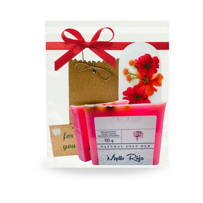 zestaw prezentowy zapakowany w celofan w którym znajduje się mydełko różane handmade oraz tabliczka zapachowa. Idealnie skomponowany jako gotowy prezent