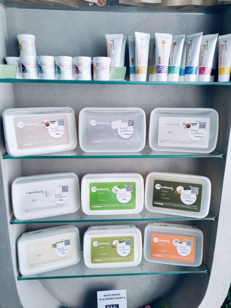 BAza mydlana na pułkach naszego sklepu stacjonarnego w Krakowie