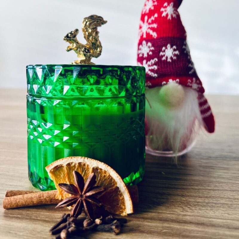 Naturalne zdjęcie naszej świecy z wosku sojowego Y50 w zielonym świątecznym szkle z wiewiórką