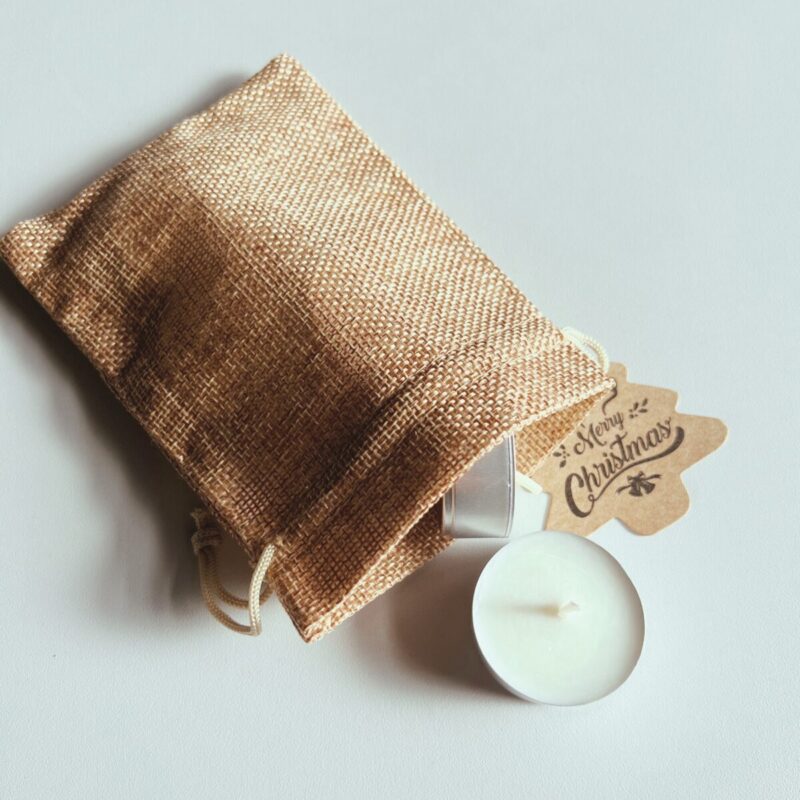 worek jutowy z teclightami idealny do spakowania drobnego upominku z wosku sojowego